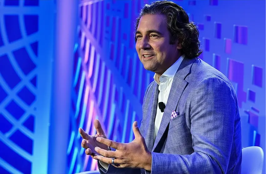 Steven Wolfe Pereira presenting